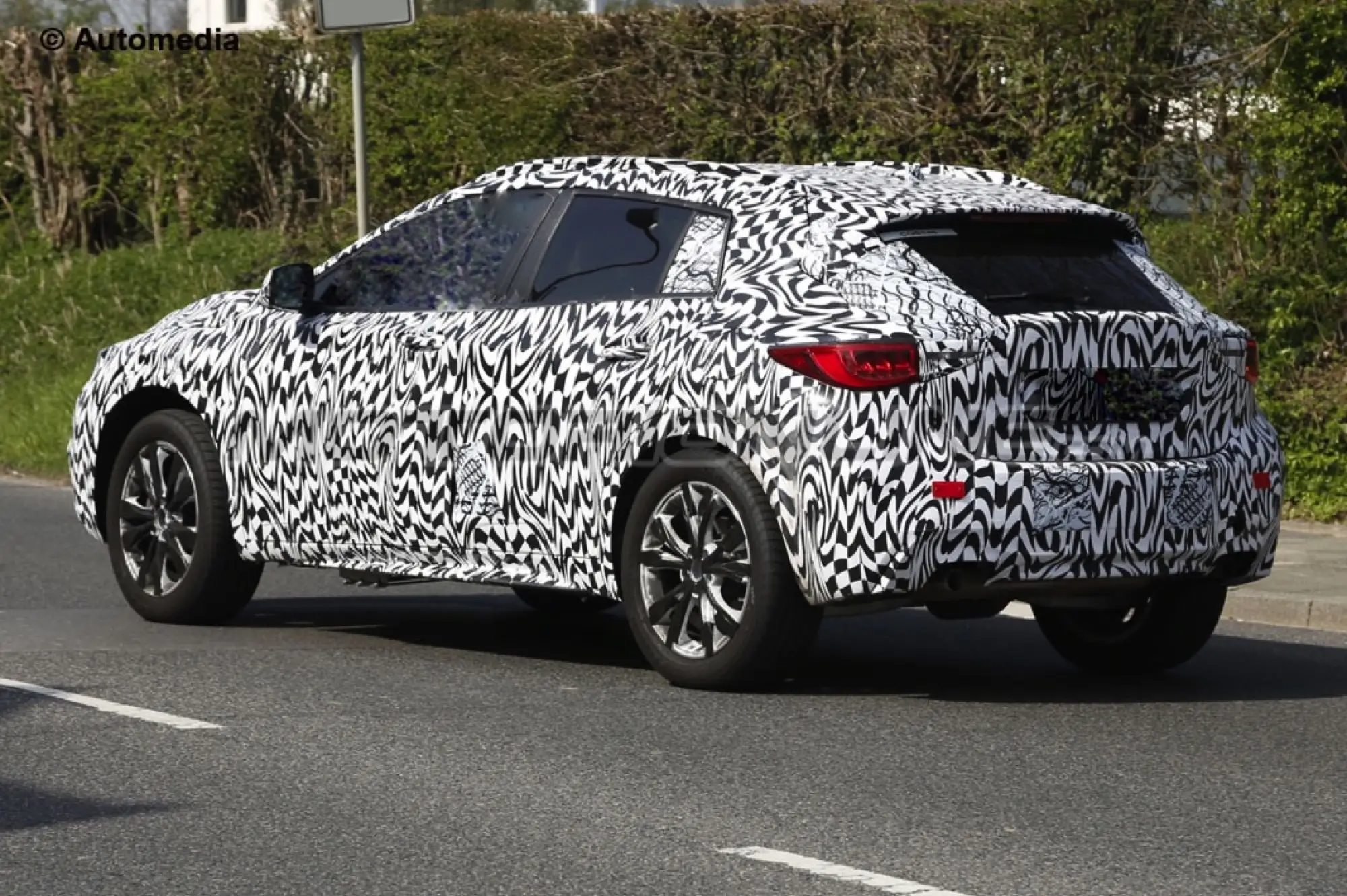 Infiniti QX30 2016 - Foto spia 21-04-2015 - 7