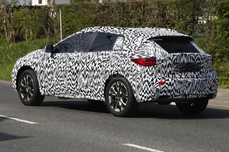 Infiniti QX30 2016 - Foto spia 21-04-2015 - 7