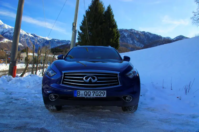 Infiniti QX70 3.7 S - Prova su strada 2015 - 13