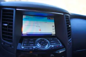 Infiniti QX70 3.7 S - Prova su strada 2015