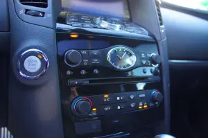 Infiniti QX70 3.7 S - Prova su strada 2015
