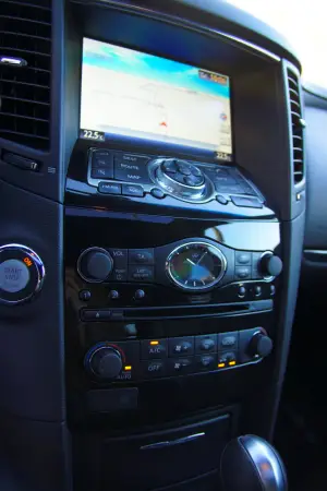 Infiniti QX70 3.7 S - Prova su strada 2015