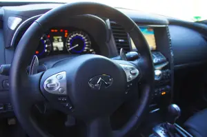Infiniti QX70 3.7 S - Prova su strada 2015