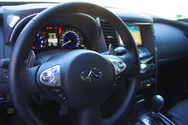 Infiniti QX70 3.7 S - Prova su strada 2015 - 34