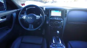 Infiniti QX70 3.7 S - Prova su strada 2015