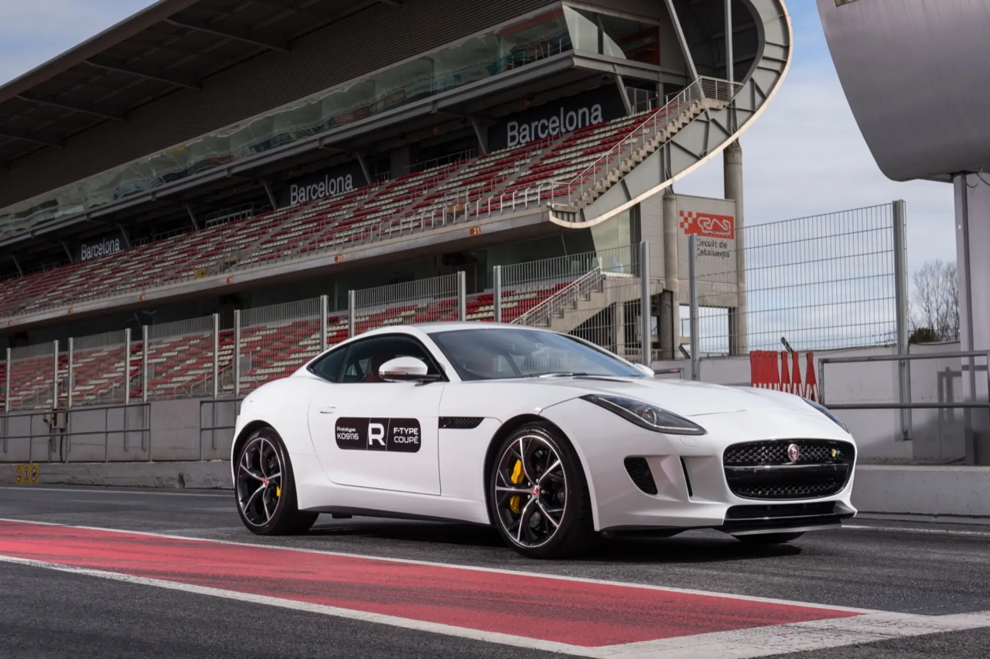 Jagar F-Type Coupé R sul circuito de Catalunya - 2