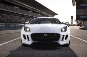 Jagar F-Type Coupé R sul circuito de Catalunya