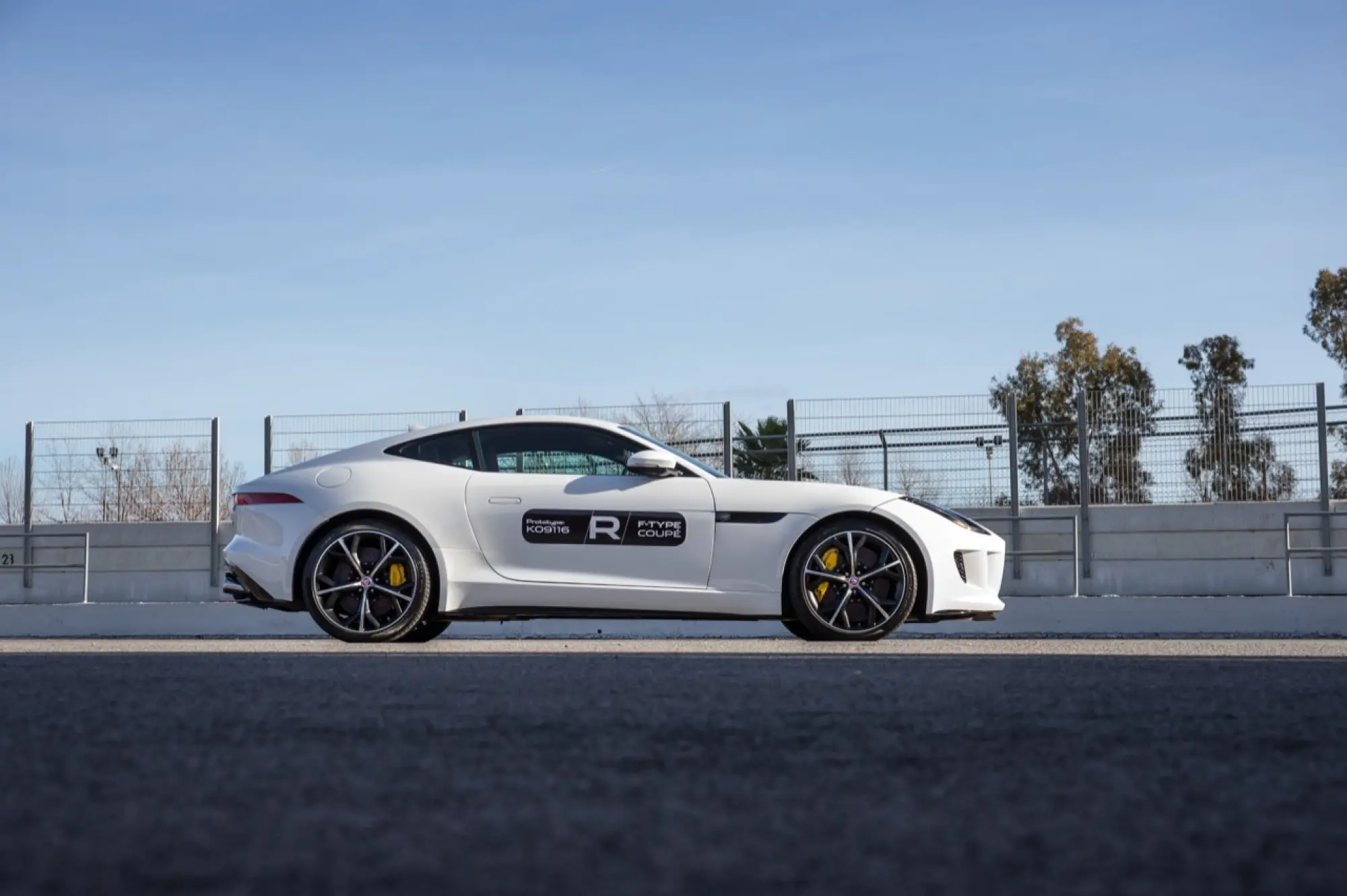 Jagar F-Type Coupé R sul circuito de Catalunya - 4