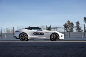 Jagar F-Type Coupé R sul circuito de Catalunya