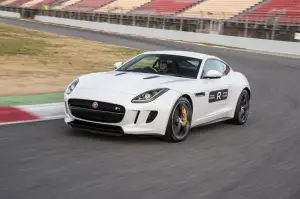 Jagar F-Type Coupé R sul circuito de Catalunya