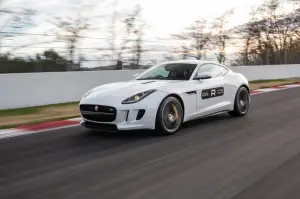 Jagar F-Type Coupé R sul circuito de Catalunya