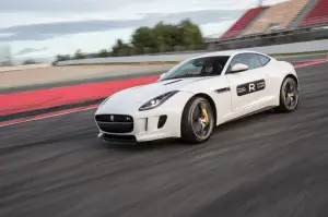 Jagar F-Type Coupé R sul circuito de Catalunya