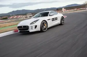 Jagar F-Type Coupé R sul circuito de Catalunya