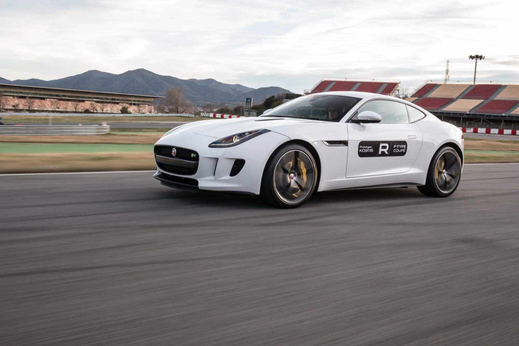 Jagar F-Type Coupé R sul circuito de Catalunya - 10