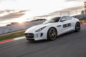 Jagar F-Type Coupé R sul circuito de Catalunya