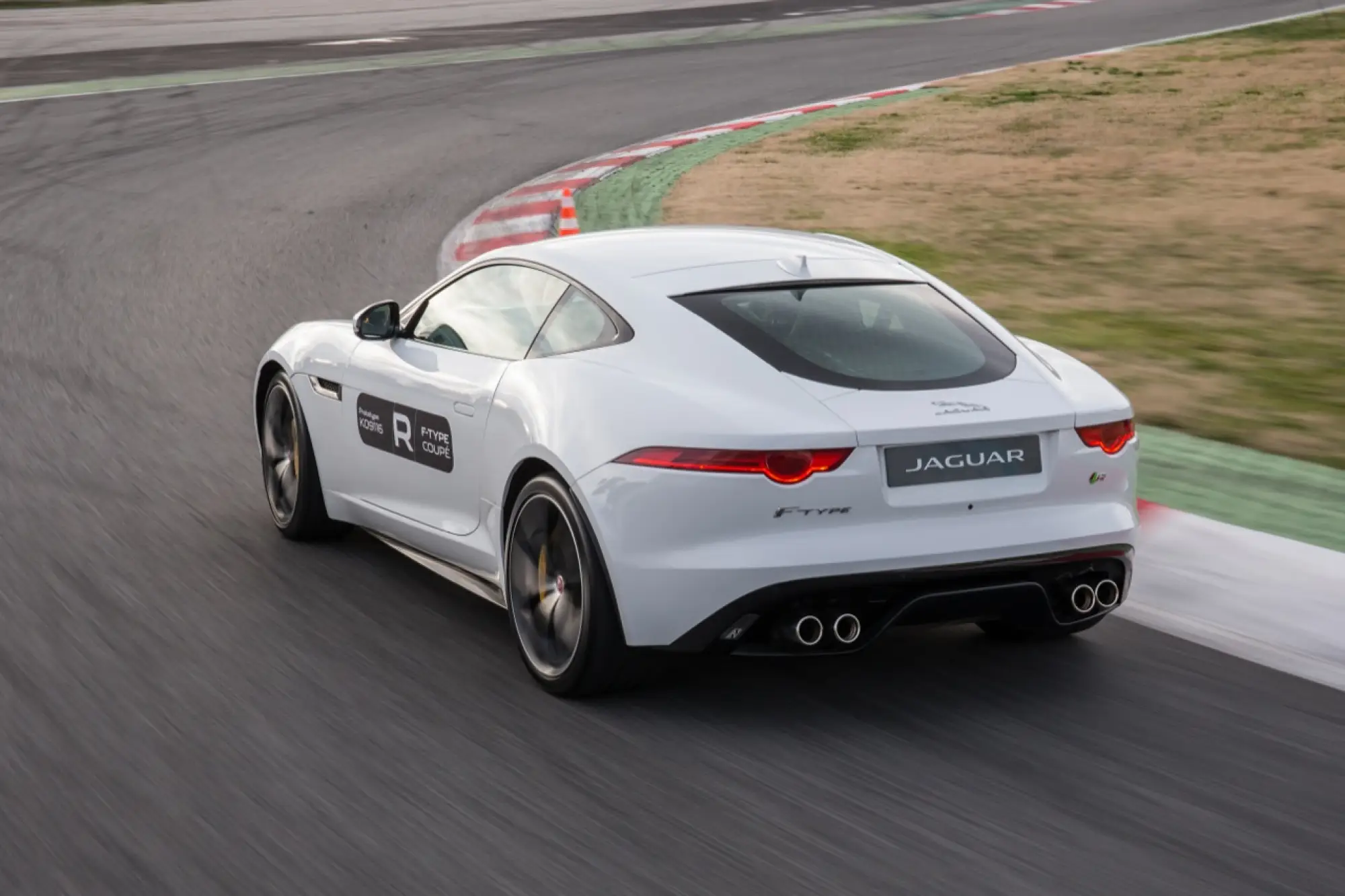 Jagar F-Type Coupé R sul circuito de Catalunya - 12