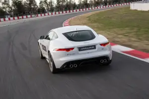 Jagar F-Type Coupé R sul circuito de Catalunya