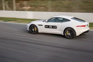 Jagar F-Type Coupé R sul circuito de Catalunya - 14