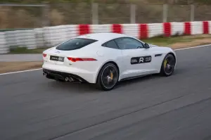 Jagar F-Type Coupé R sul circuito de Catalunya