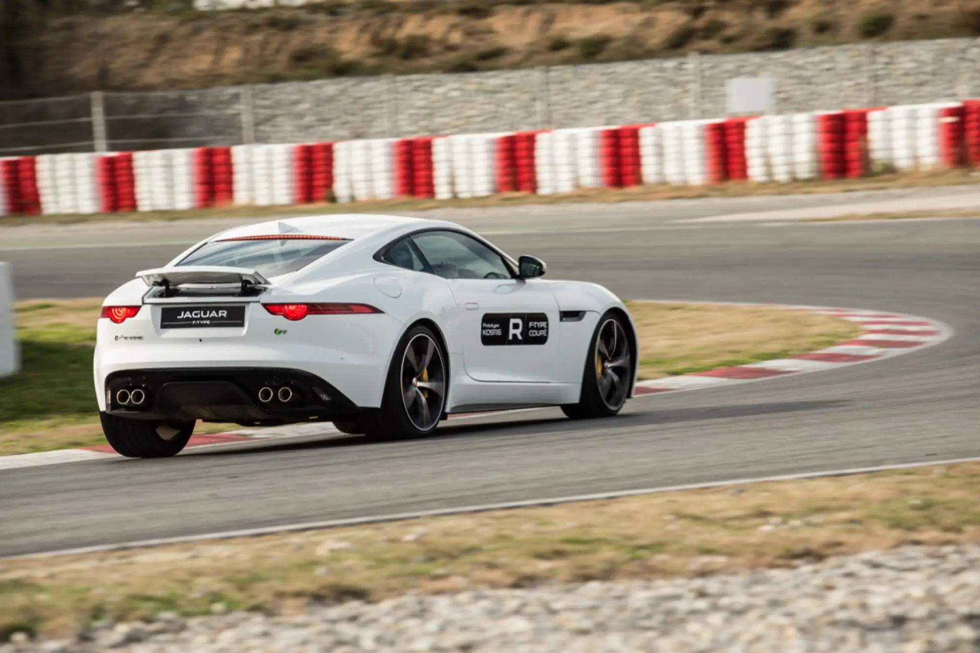 Jagar F-Type Coupé R sul circuito de Catalunya - 16