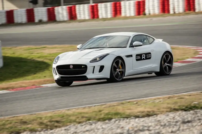 Jagar F-Type Coupé R sul circuito de Catalunya - 17