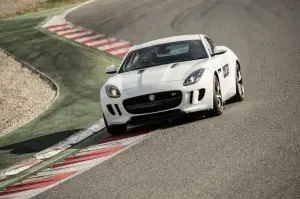 Jagar F-Type Coupé R sul circuito de Catalunya