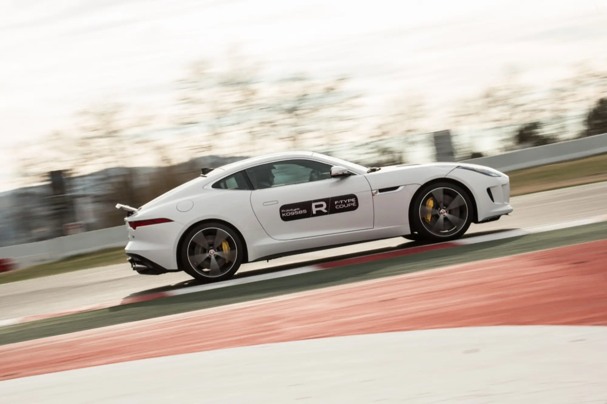 Jagar F-Type Coupé R sul circuito de Catalunya - 19