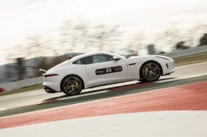 Jagar F-Type Coupé R sul circuito de Catalunya