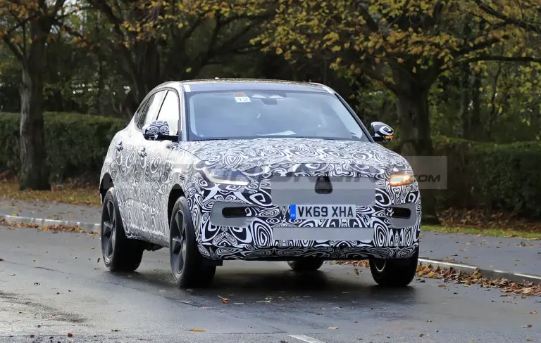 Jaguar E-Pace 2021 - Foto spia 13-11-2019 - 1