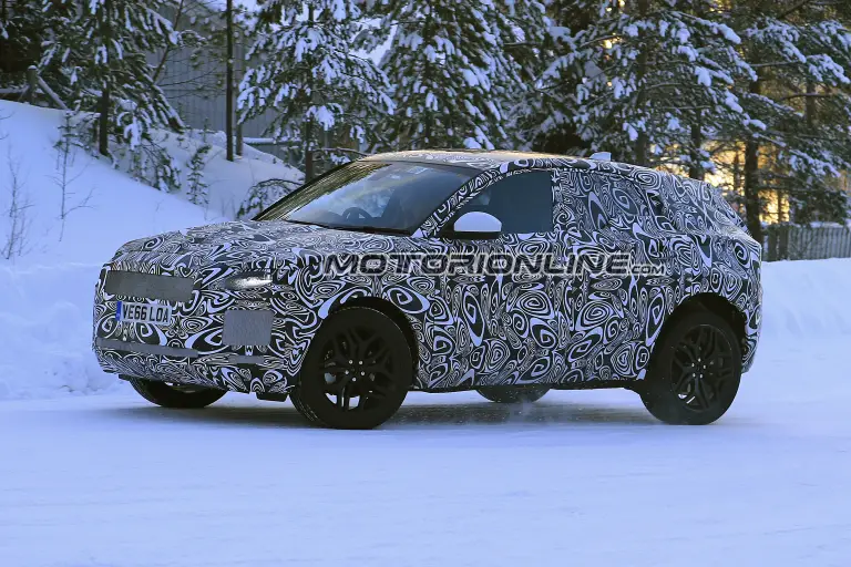 Jaguar E-PACE foto spia 15 gennaio 2017 - 3