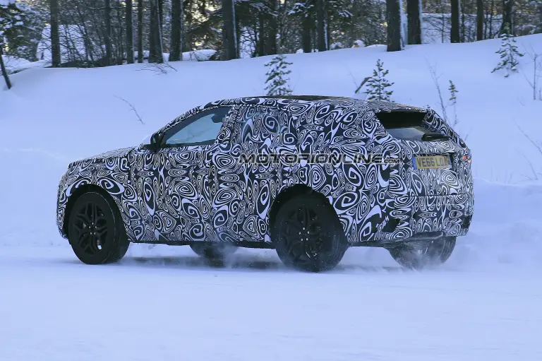 Jaguar E-PACE foto spia 15 gennaio 2017 - 7