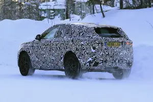 Jaguar E-PACE foto spia 15 gennaio 2017 - 8