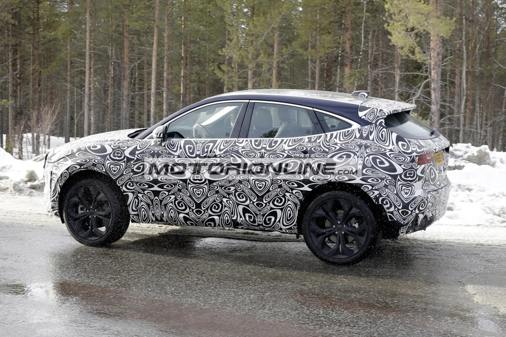 Jaguar E-Pace - Foto spia 30-4-2020 - 9