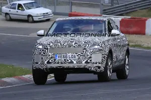 Jaguar E-Pace foto spia 4 Aprile 2017