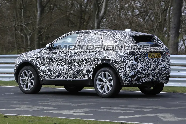 Jaguar E-Pace foto spia 4 Aprile 2017 - 4