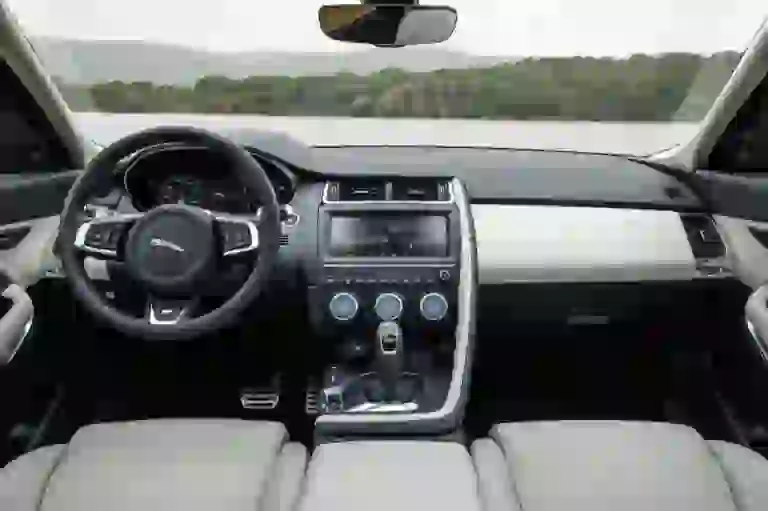 Jaguar E-PACE R-Dynamic S P300 - Test drive - 101