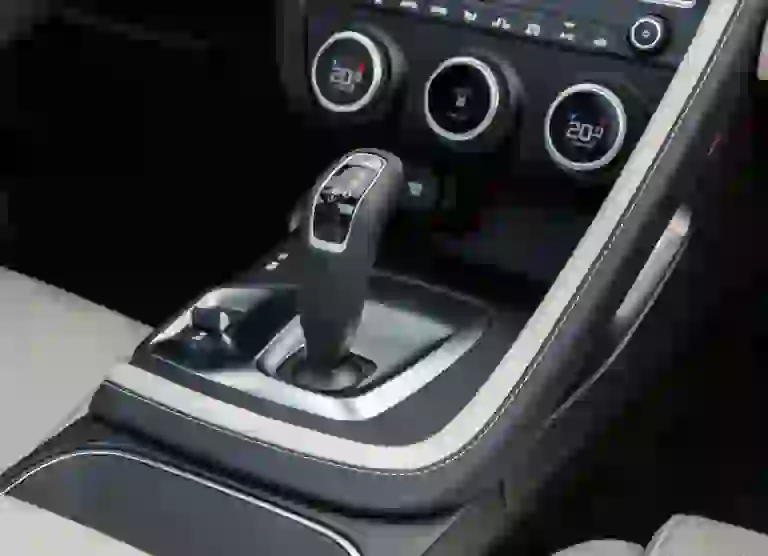 Jaguar E-PACE R-Dynamic S P300 - Test drive - 107
