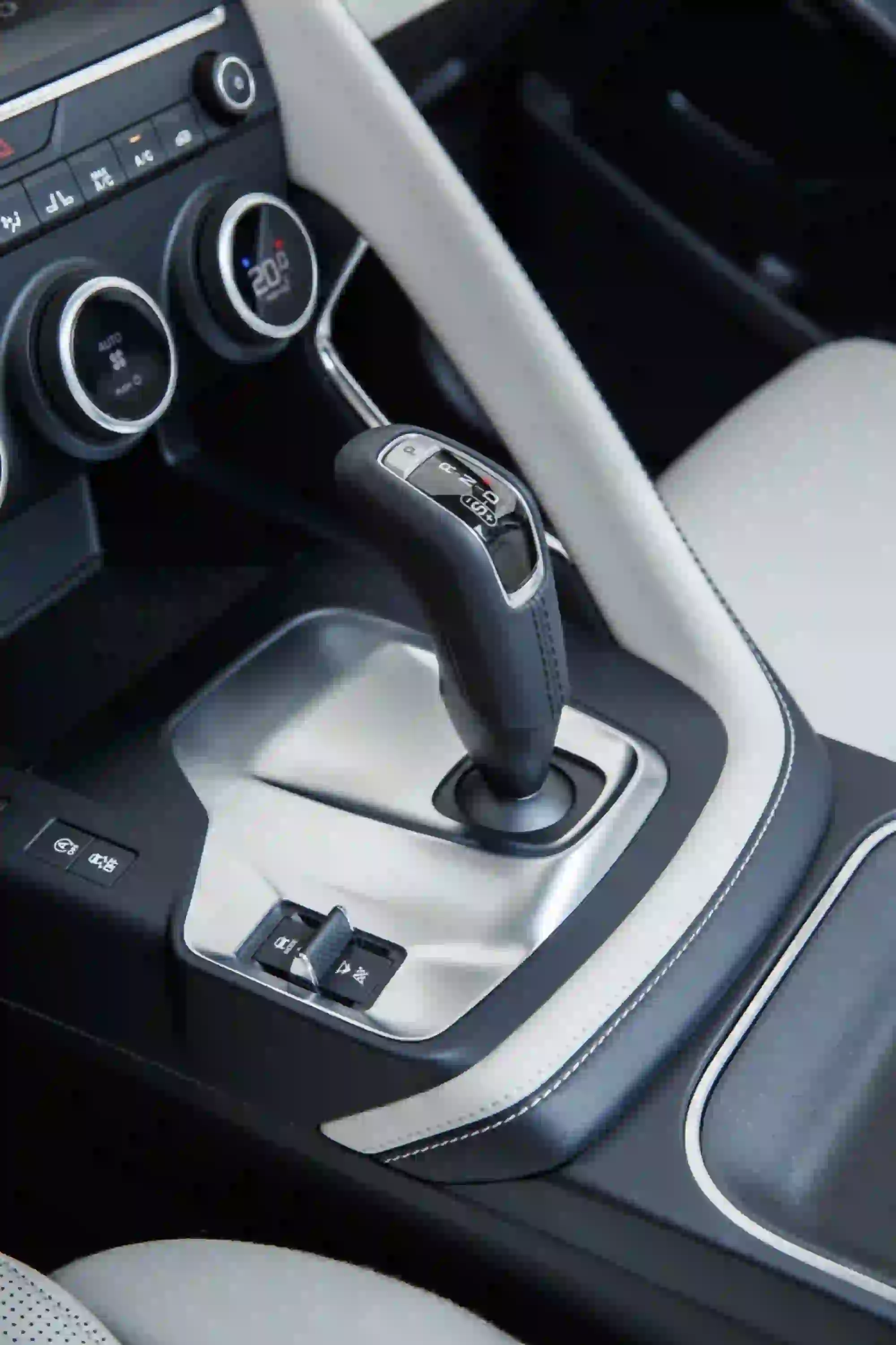 Jaguar E-PACE R-Dynamic S P300 - Test drive - 109