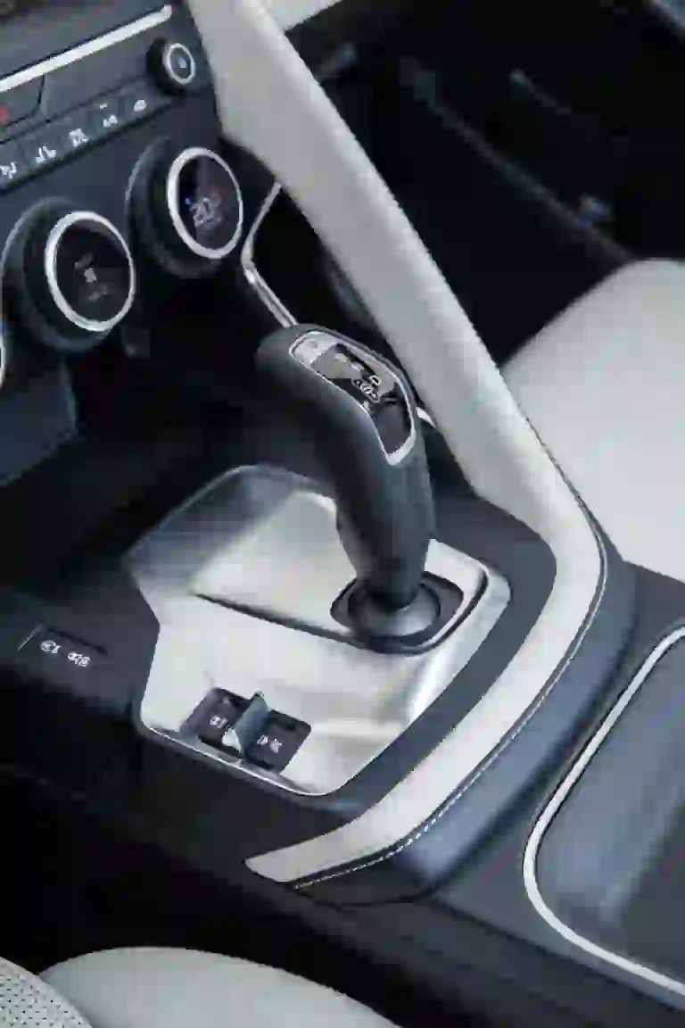 Jaguar E-PACE R-Dynamic S P300 - Test drive - 109