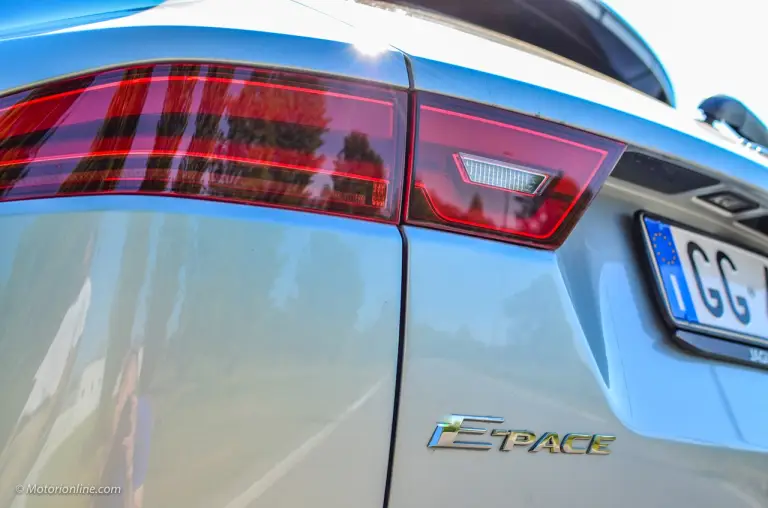 Jaguar E-Pace R Dynamic S P330e 2022 - Prova su Strada - 34