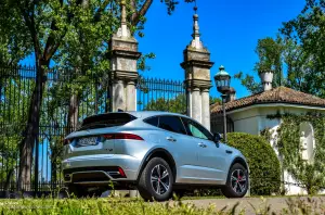 Jaguar E-Pace R Dynamic S P330e 2022 - Prova su Strada