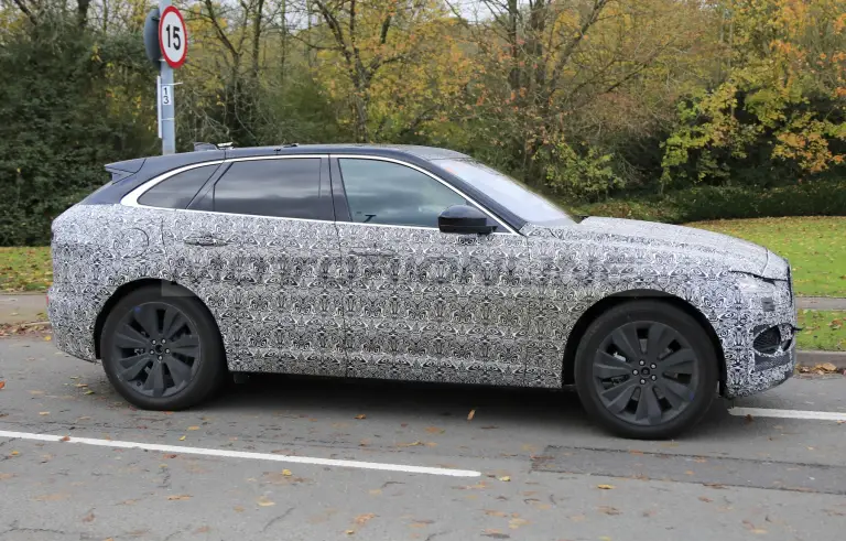 Jaguar F-Pace 2020 - Foto spia 29-11-2019 - 10