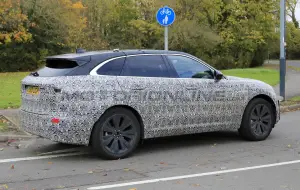 Jaguar F-Pace 2020 - Foto spia 29-11-2019 - 13