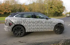 Jaguar F-Pace 2020 - Foto spia 29-11-2019 - 4