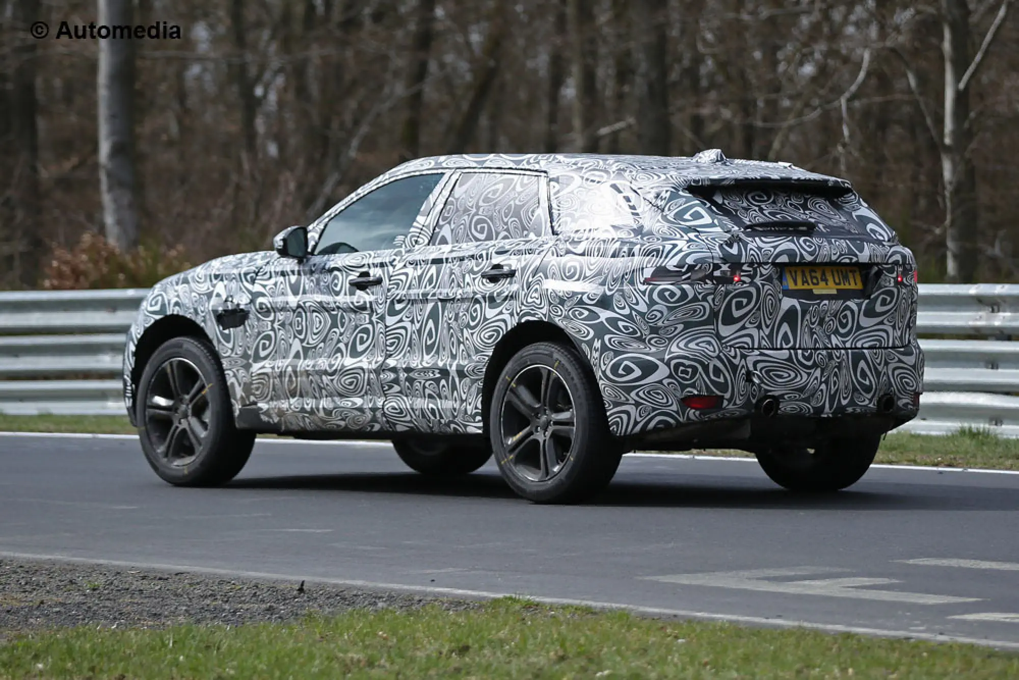 Jaguar F-Pace - Foto spia 14-04-2015 - 6