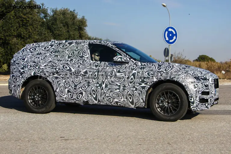 Jaguar F-Pace - Foto spia 16-01-2015 - 4