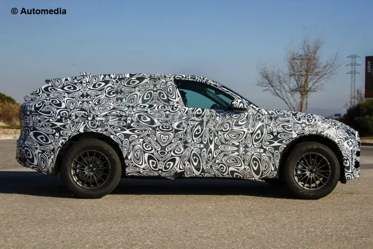 Jaguar F-Pace - Foto spia 16-01-2015 - 5