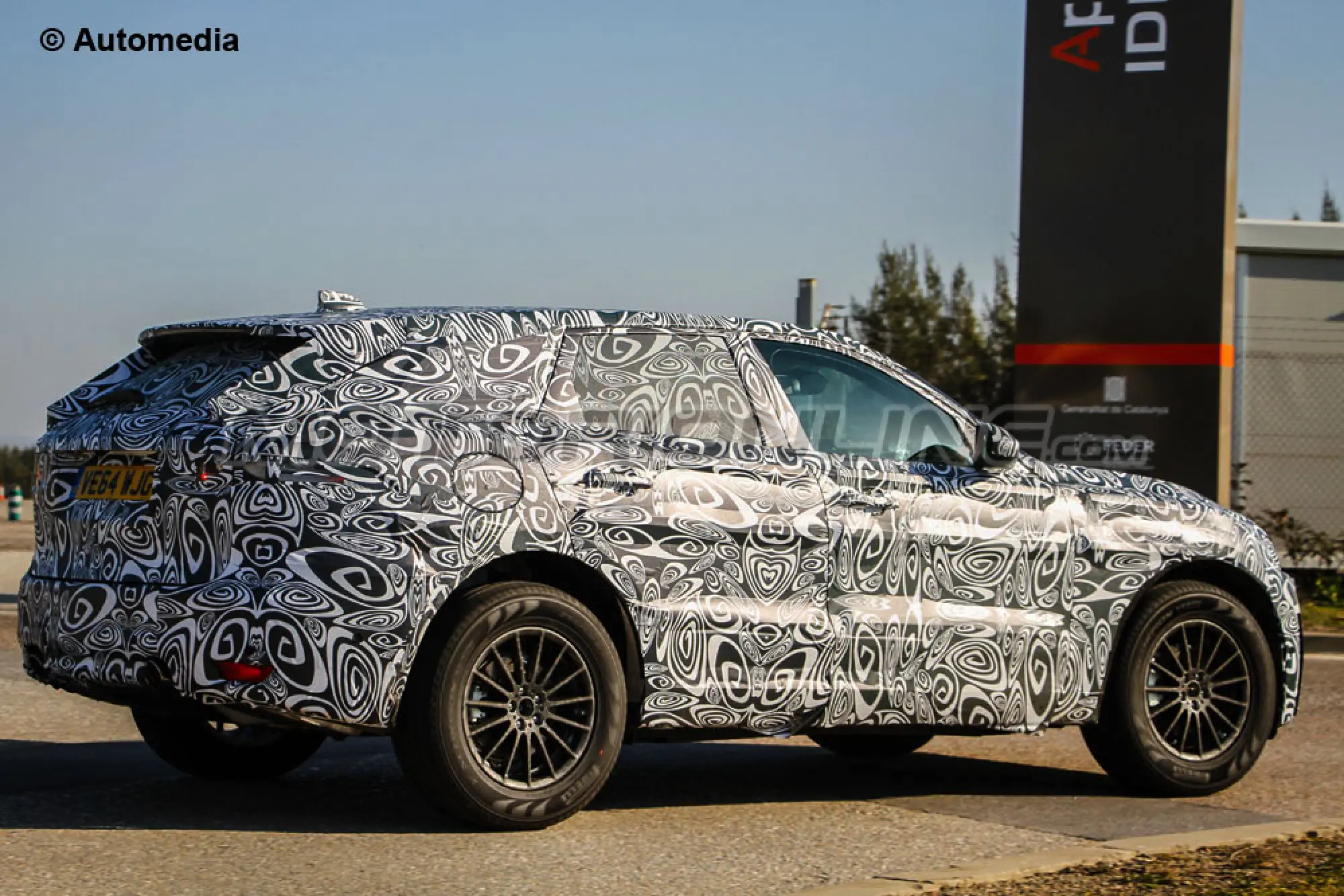Jaguar F-Pace - Foto spia 16-01-2015 - 6