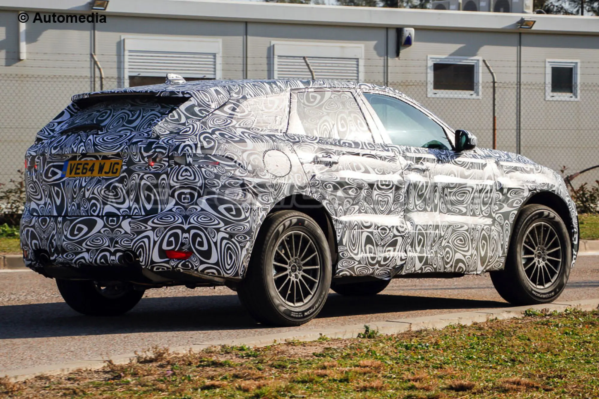 Jaguar F-Pace - Foto spia 16-01-2015 - 7