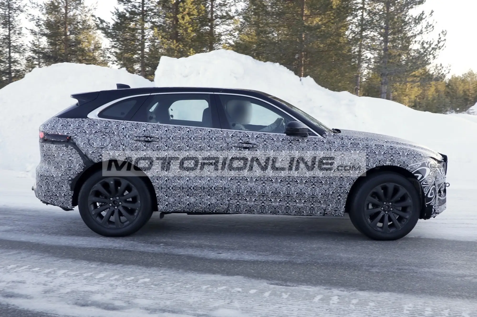 Jaguar F-Pace - Foto spia 6-3-2020 - 6